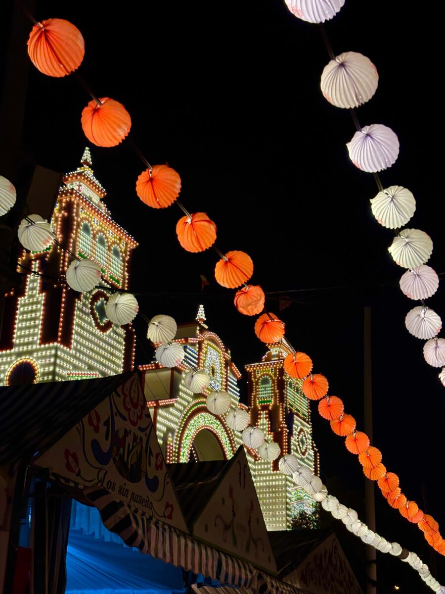 feria de abril, portada de noche, farolillos, Sewilla